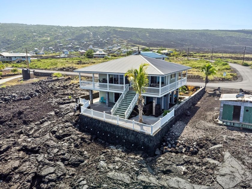 Live the Hawaii oceanfront lifestyle in the peaceful fishing - Beach Home for sale in Captain Cook, Hawaii on Beachhouse.com