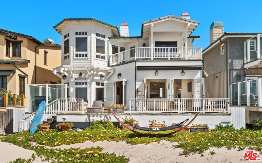 Malibu coastline and Cape Code-style combine for easy living on - Beach Home for sale in Malibu, California on Beachhouse.com