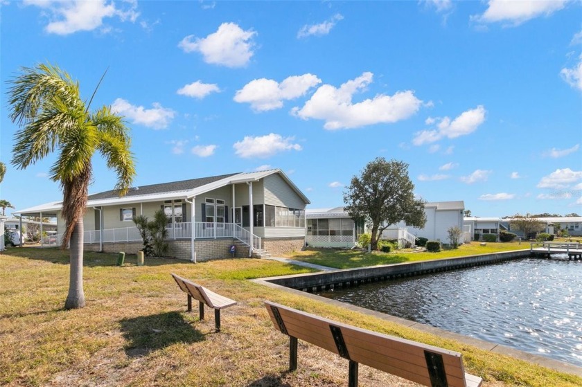 Move-in ready and priced to move! This large 2 bed/2 bath/den - Beach Home for sale in St. Petersburg, Florida on Beachhouse.com