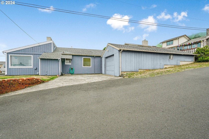 Delightful beach cottage, perfectly situated on an oversized lot - Beach Home for sale in Lincoln City, Oregon on Beachhouse.com