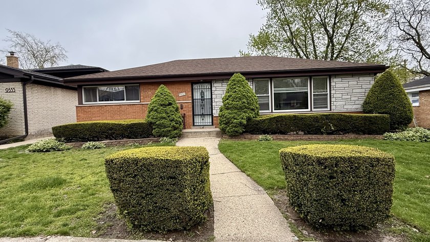 This stunning, recently rehabbed home in Skokie's sought-after - Beach Home for sale in Skokie, Illinois on Beachhouse.com