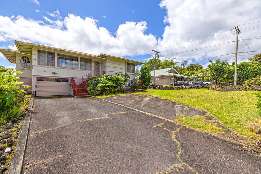 Beautiful and spacious mid-century Kama'aina style home offering - Beach Home for sale in Hilo, Hawaii on Beachhouse.com