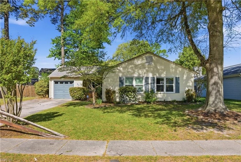 Waterfront ranch in sought after Sanlun Lakes offering peaceful - Beach Home for sale in Hampton, Virginia on Beachhouse.com