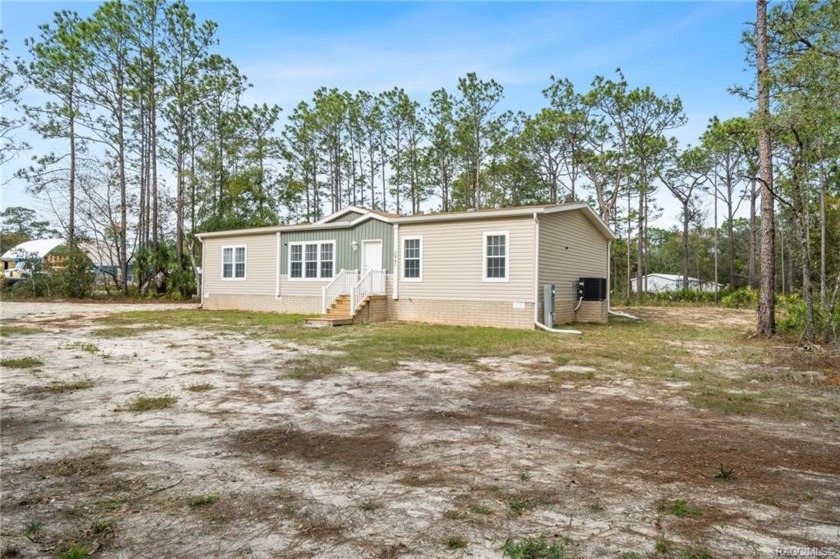 Priced right AND a 1 year HOME WARRANTY! Move right into this - Beach Home for sale in Homosassa, Florida on Beachhouse.com