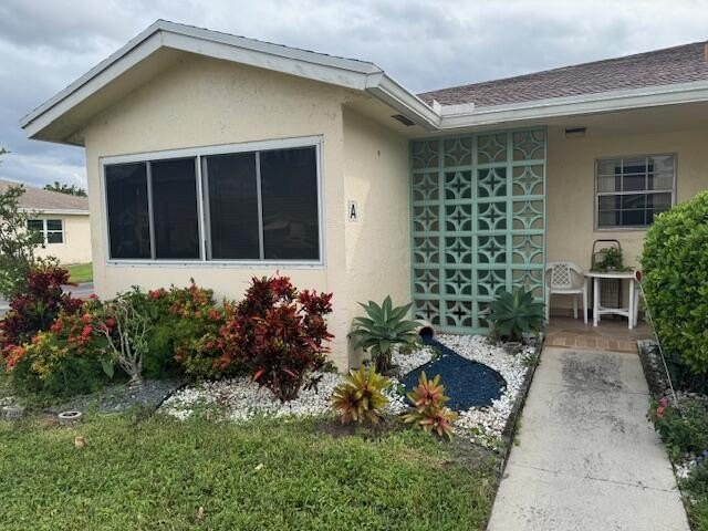 Welcome home to your spacious 2/2 villa in the conveniently - Beach Home for sale in Delray Beach, Florida on Beachhouse.com