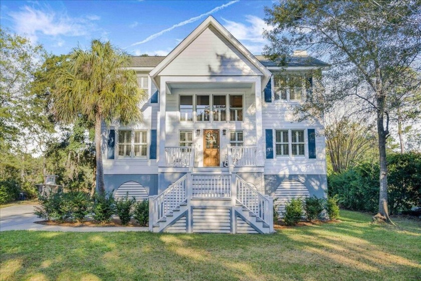 WATERFRONT HOME NESTLED ON LARGE LOT!  Welcome to 366 Stringer - Beach Home for sale in Mount Pleasant, South Carolina on Beachhouse.com