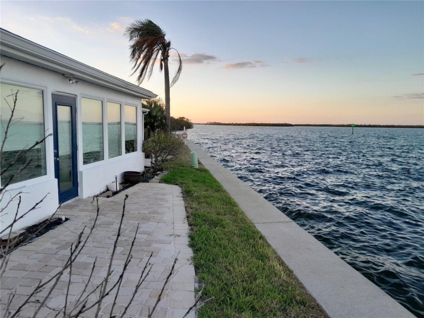 LONGBOAT KEY WATERFRONT CONDO. UNOBSTRUCTED VIEW OF THE BAY - Beach Home for sale in Longboat Key, Florida on Beachhouse.com