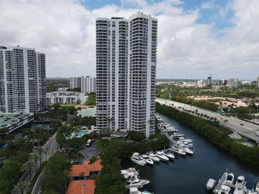 AMAZING & LUXURIOUS LIVING @ THIS 3 BEDS/ 3 FULL BATHS PLUS DEN - Beach Condo for sale in Aventura, Florida on Beachhouse.com