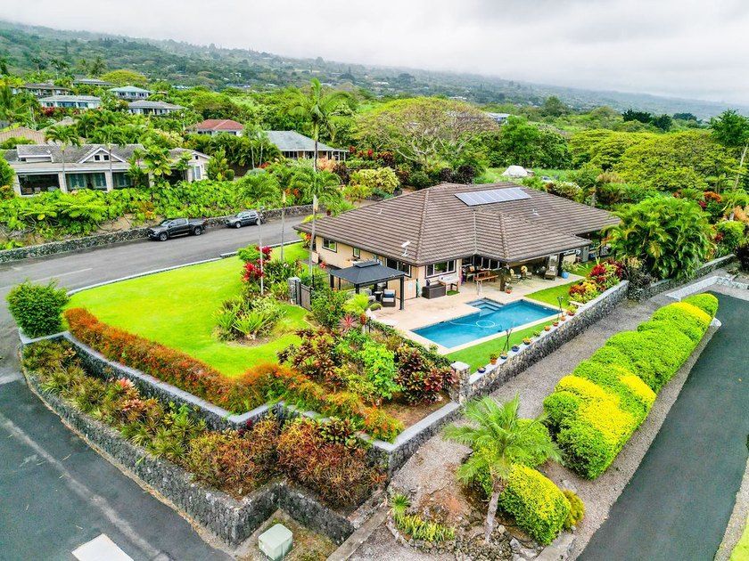 Single level home, with photovoltaic, heated pool and 2 car - Beach Home for sale in Kailua Kona, Hawaii on Beachhouse.com