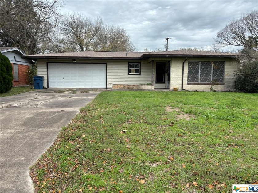3 Bed, 1 Bath w/ attached garage and huge, fenced back yard with - Beach Home for sale in Port Lavaca, Texas on Beachhouse.com