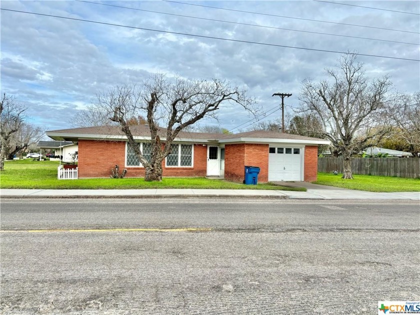 Move in ready, 3 Bed, 1 Bath on Large Corner Lot! Great house - Beach Home for sale in Port Lavaca, Texas on Beachhouse.com