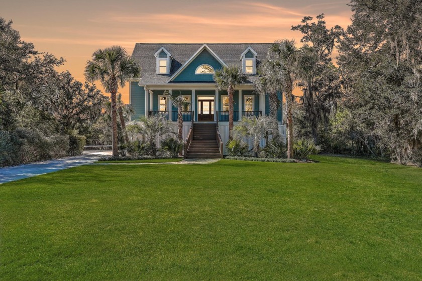 Nestled in the desirable Crescent View subdivision on the Ashley - Beach Home for sale in North Charleston, South Carolina on Beachhouse.com