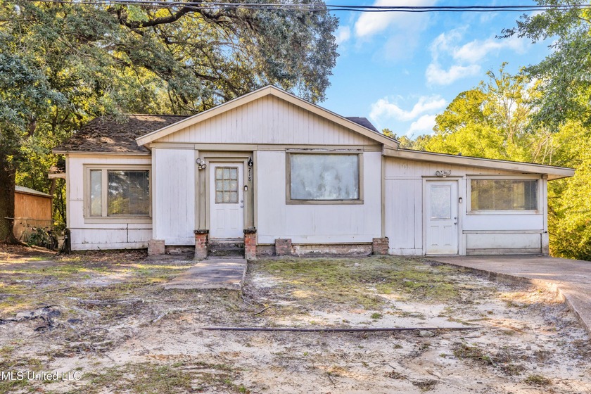 BUYER'S LOAN WAS DENIED, NOW IS YOUR CHANCE FOR DOWNTOWN OCEAN - Beach Home for sale in Ocean Springs, Mississippi on Beachhouse.com