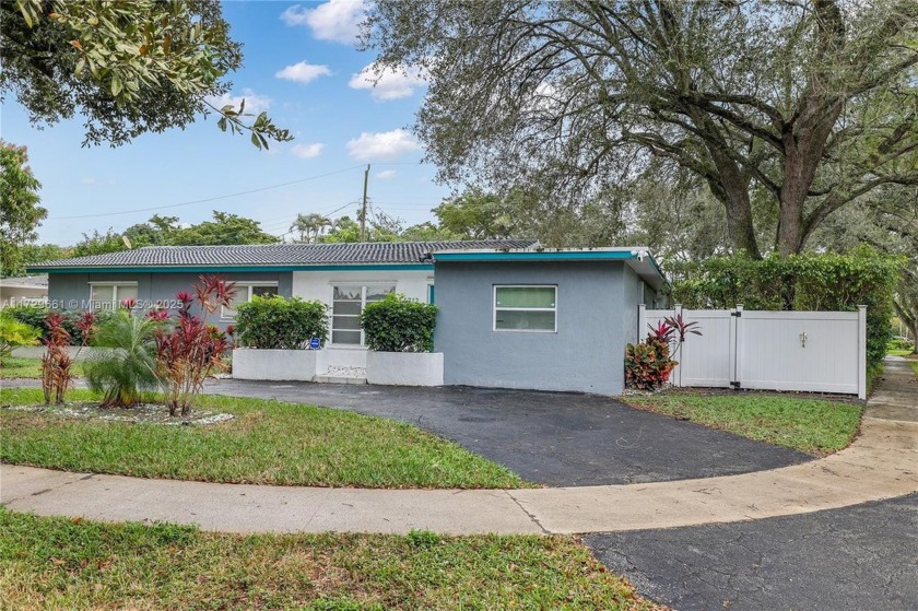 Welcome to this fabulous house located in a privileged corner in - Beach Home for sale in Hollywood, Florida on Beachhouse.com