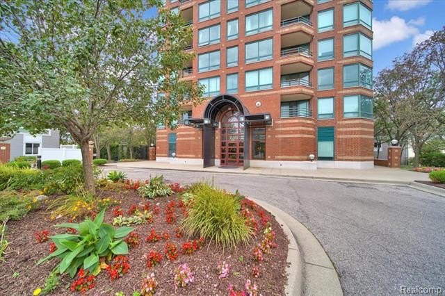 Experience luxury living in this gated community with 24 hour - Beach Condo for sale in Detroit, Michigan on Beachhouse.com