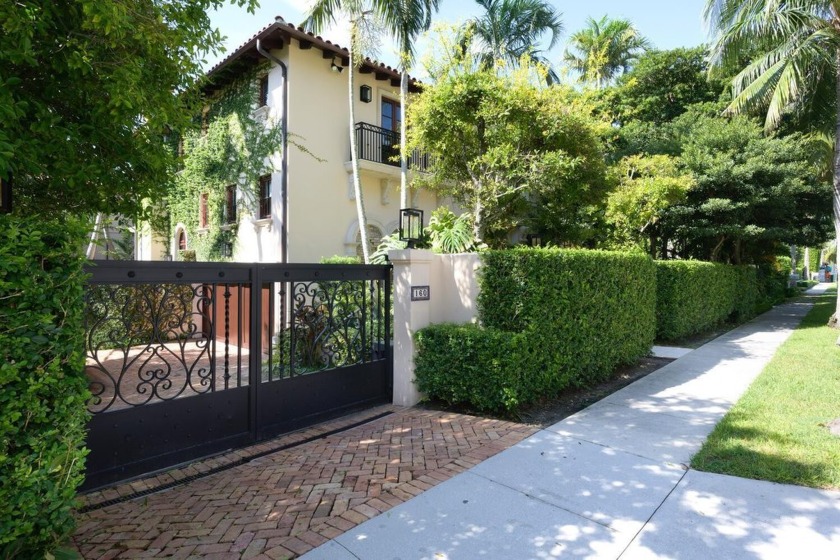 Welcome to 160 Sunset. This special gated townhome lives like a - Beach Townhome/Townhouse for sale in Palm Beach, Florida on Beachhouse.com