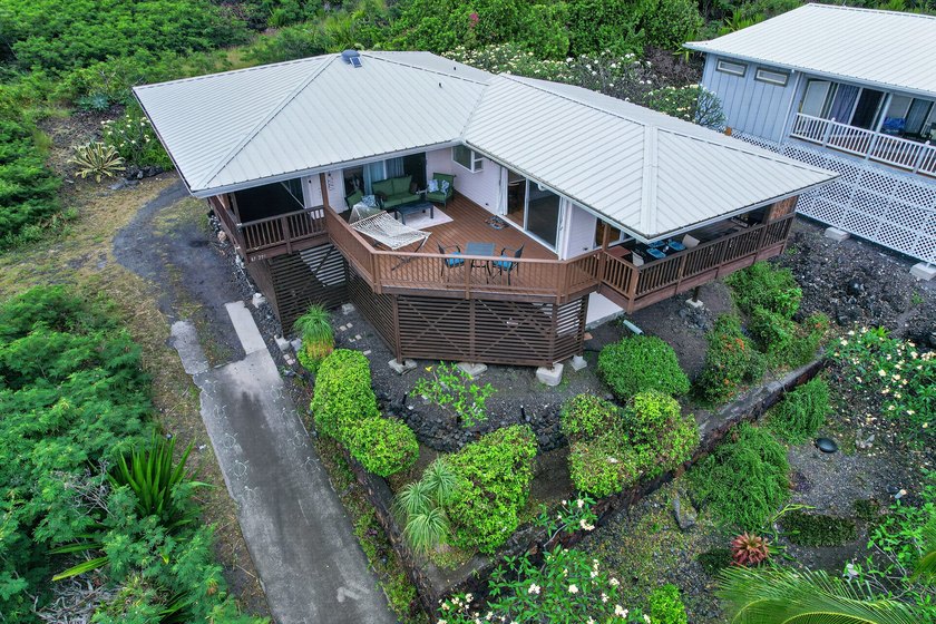 CHARMING BEACH HOUSE, GREAT OCEAN VIEWS! VERY LARGE LANAI, OPEN - Beach Home for sale in Captain Cook, Hawaii on Beachhouse.com