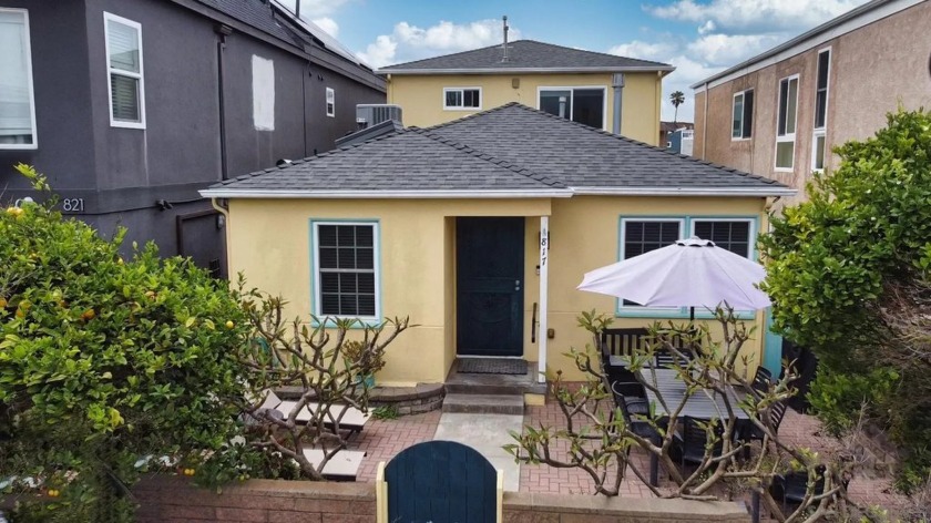 Pack and Play! This charming and upgraded beach duplex is - Beach Home for sale in San Diego, California on Beachhouse.com
