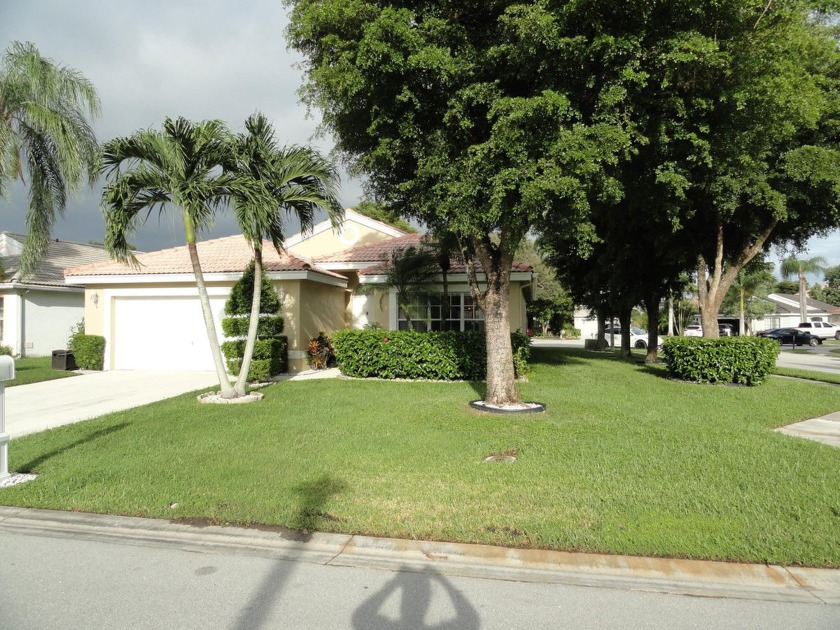 This Home has a 3/2 has split bedrooms, a 2 car garage is - Beach Home for sale in Lake Worth, Florida on Beachhouse.com