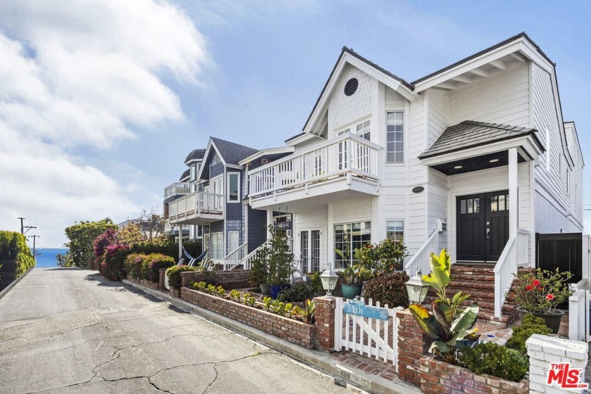 Relish a soothing, relaxed way of life from this New England - Beach Home for sale in Manhattan Beach, California on Beachhouse.com