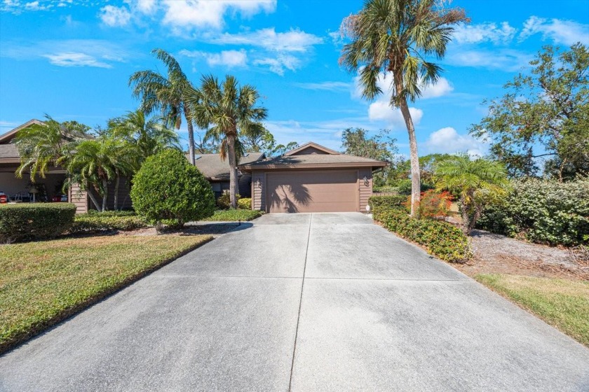 Beautifully UPDATED TURNKEY end unit villa with lots of natural - Beach Home for sale in Sarasota, Florida on Beachhouse.com