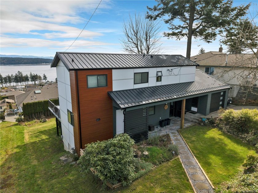 Panoramic ocean views set the stage for this beautifully updated - Beach Home for sale in Campbell River, BC on Beachhouse.com