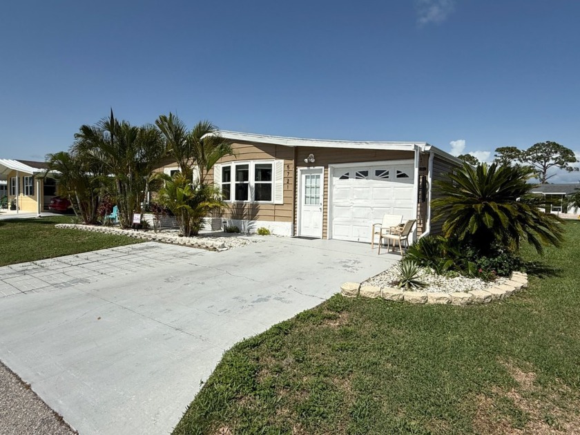 This home is on leased land with monthly lot rental fees of - Beach Home for sale in Sarasota, Florida on Beachhouse.com