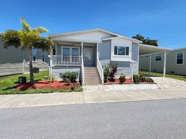 ** Home is located in a resort style, active, 55+, land leased - Beach Home for sale in Tarpon Springs, Florida on Beachhouse.com