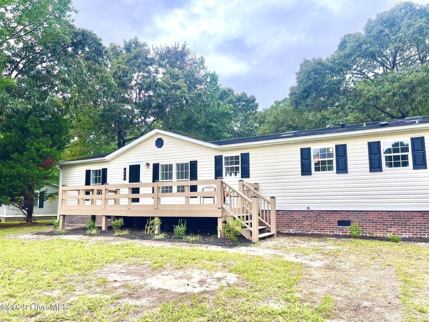 Move-in ready and impeccably refreshed, this 3 bedroom, 2 full - Beach Home for sale in Hampstead, North Carolina on Beachhouse.com