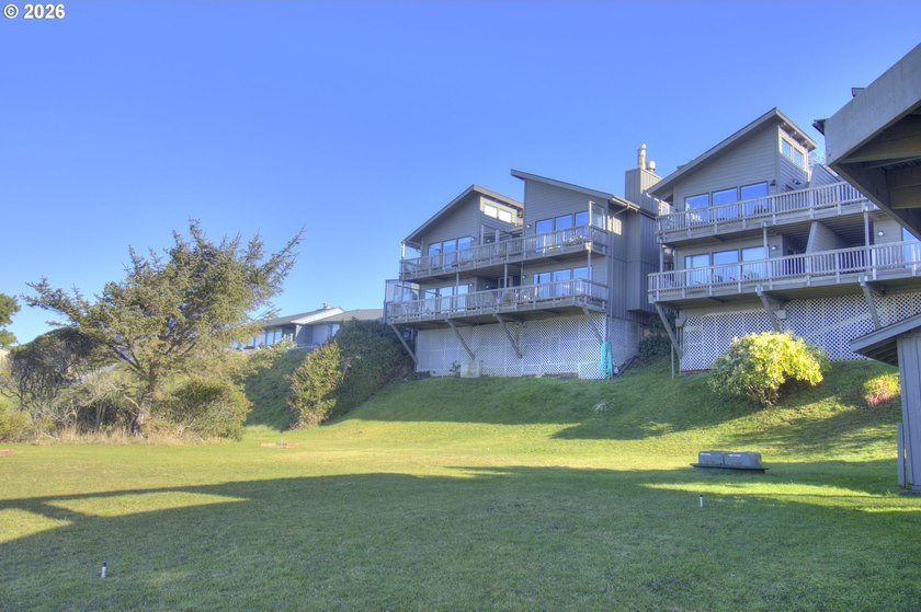 Enjoy coastal living in this 2-bedroom, 1-bath lower-level condo - Beach Condo for sale in Gold Beach, Oregon on Beachhouse.com
