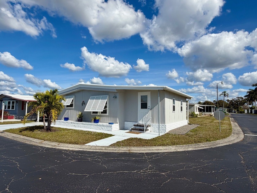 Beautifully Updated 1979 Mobile Home on a Large Corner Lot with - Beach Home for sale in Bradenton, Florida on Beachhouse.com