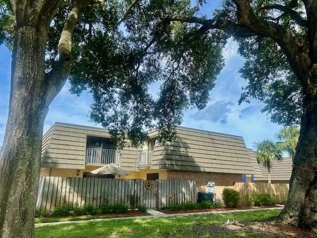 Fabulous 2 Bedroom, 2.5 Bath townhome located in the heart of - Beach Townhome/Townhouse for sale in West Palm Beach, Florida on Beachhouse.com