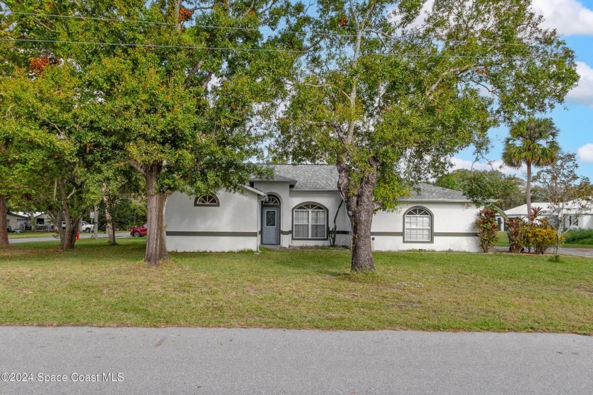 This CONVENIENTLY LOCATED WEST MELBOURNE HOME offers the perfect - Beach Home for sale in Melbourne, Florida on Beachhouse.com