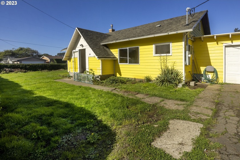 Nice home on a corner lot in a well sought after neighborhood - Beach Home for sale in Newport, Oregon on Beachhouse.com
