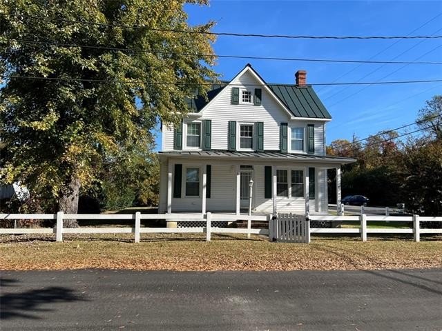 Circa 1903 Charming cottage on historic Cottage Row in the Town - Beach Home for sale in Urbanna, Virginia on Beachhouse.com