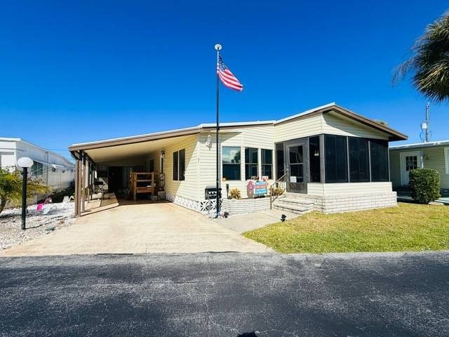 Well-maintained 2 bedroom, 2 bath home located in desirable - Beach Home for sale in Sarasota, Florida on Beachhouse.com
