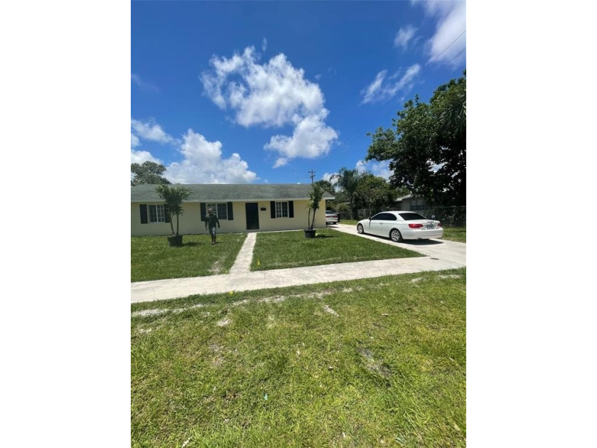 Beautiful spacious 3 bedroom/2 bathroom single family home - Beach Home for sale in West Palm Beach, Florida on Beachhouse.com