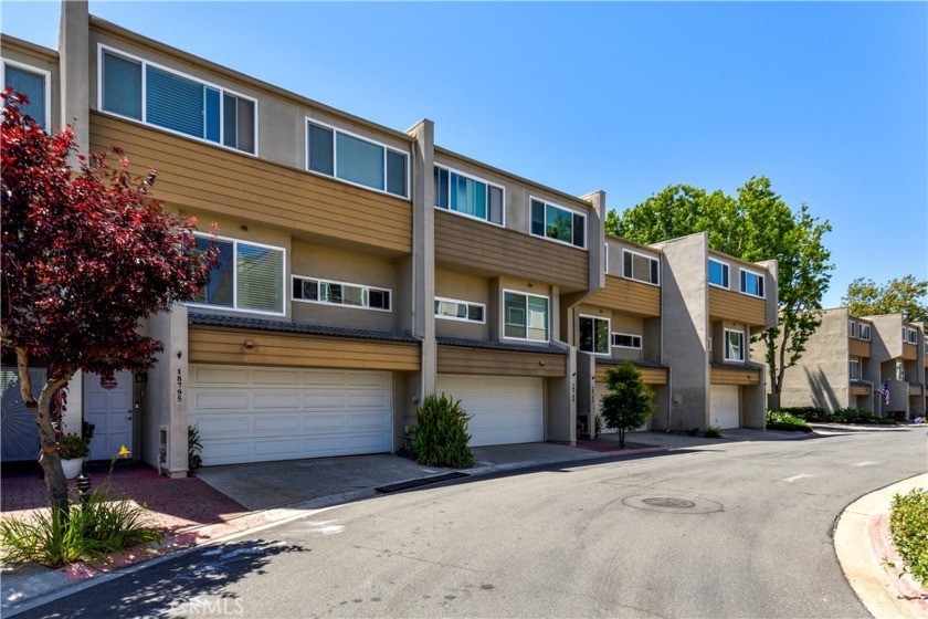 Discover your dream home in the heart of Huntington Beach! This - Beach Townhome/Townhouse for sale in Huntington Beach, California on Beachhouse.com