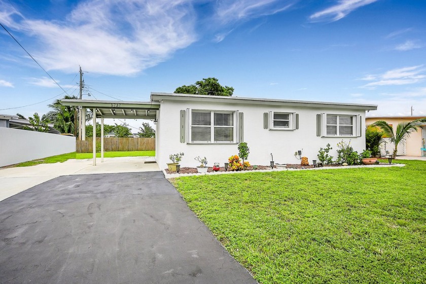 Absolutely immaculate! This home has been perfectly maintained - Beach Home for sale in West Palm Beach, Florida on Beachhouse.com