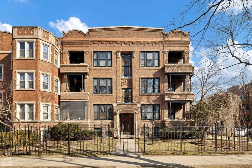 Large sunny vintage Rogers Park condo complete with custom - Beach Condo for sale in Chicago, Illinois on Beachhouse.com