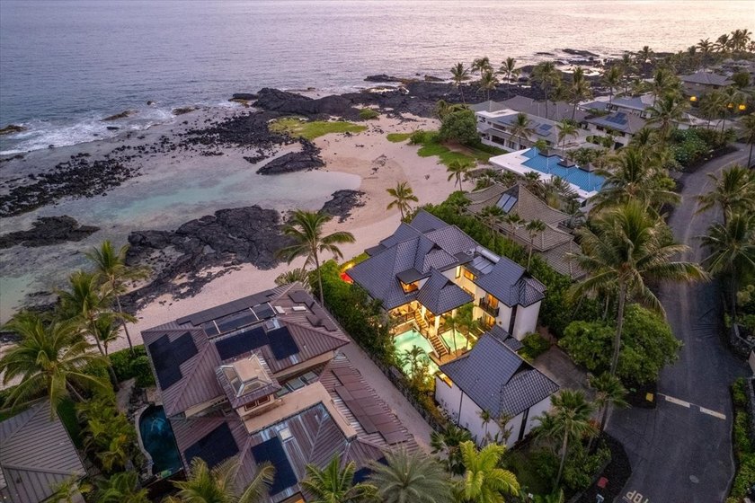 This oceanfront four-bedroom, four-bathroom residence within - Beach Home for sale in Kailua Kona, Hawaii on Beachhouse.com