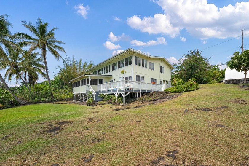 Nestled along the Hawaii Belt Road in Captain Cook, this classic - Beach Home for sale in Captain Cook, Hawaii on Beachhouse.com