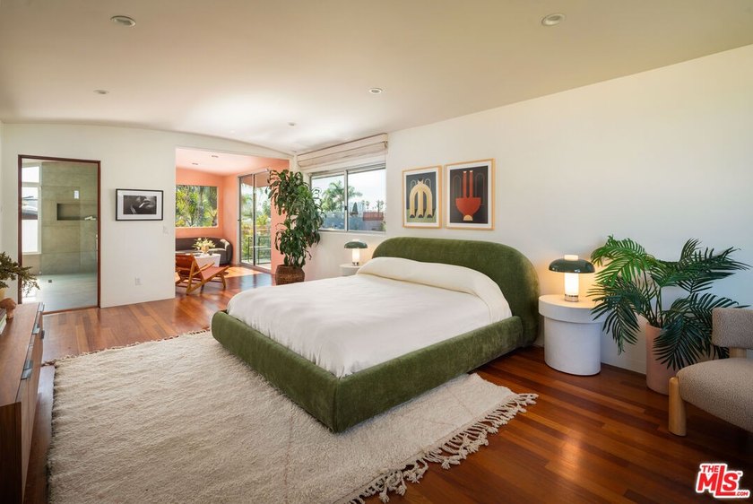 This magnificent architectural compound is set on a large lot - Beach Home for sale in Venice, California on Beachhouse.com