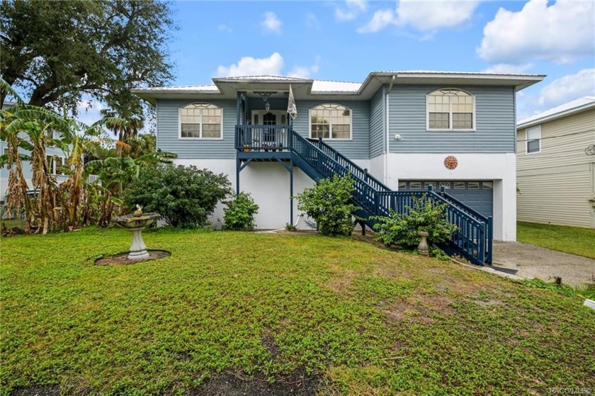 Welcome home to the quaint community of Waterway Estates! This - Beach Home for sale in Yankeetown, Florida on Beachhouse.com