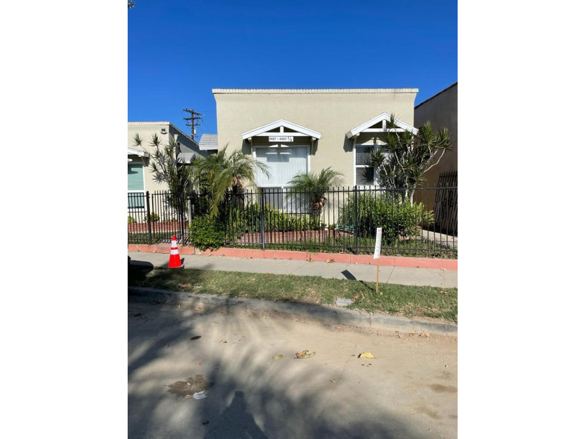 Featuring 6 one bedroom, 4 units with garage with o space each - Beach Home for sale in Long Beach, California on Beachhouse.com