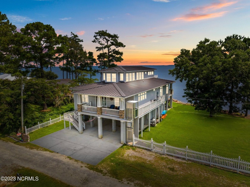 MILLION DOLLAR views accompany this gorgeous RIVERFRONT home - Beach Home for sale in Arapahoe, North Carolina on Beachhouse.com