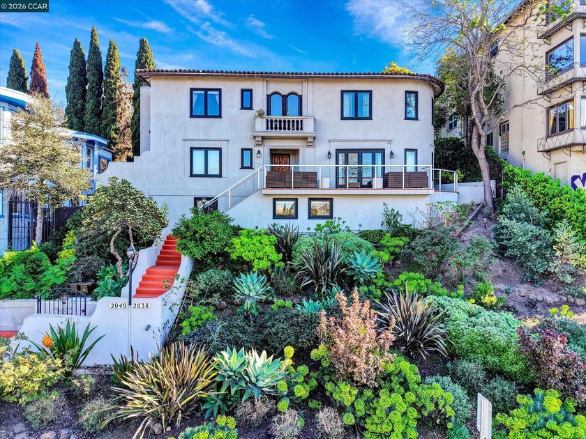 Stunning lakefront duplex with unmatched charm. A remarkable - Beach Home for sale in Oakland, California on Beachhouse.com