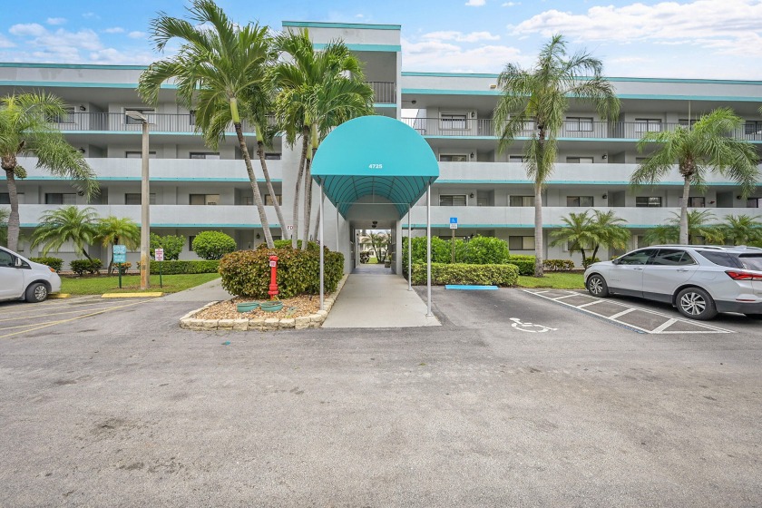 Welcome Home! This exceptional 2-bed, 2-bath lakefront condo - Beach Condo for sale in Lake Worth, Florida on Beachhouse.com