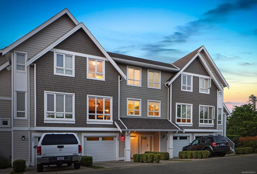 This three-story townhome is a fantastic opportunity to own in a - Beach Townhome/Townhouse for sale in Comox, British Columbia on Beachhouse.com