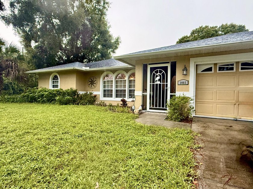 Discover this charming 3-bedroom, 2-bathroom pool home offering - Beach Home for sale in Vero Beach, Florida on Beachhouse.com